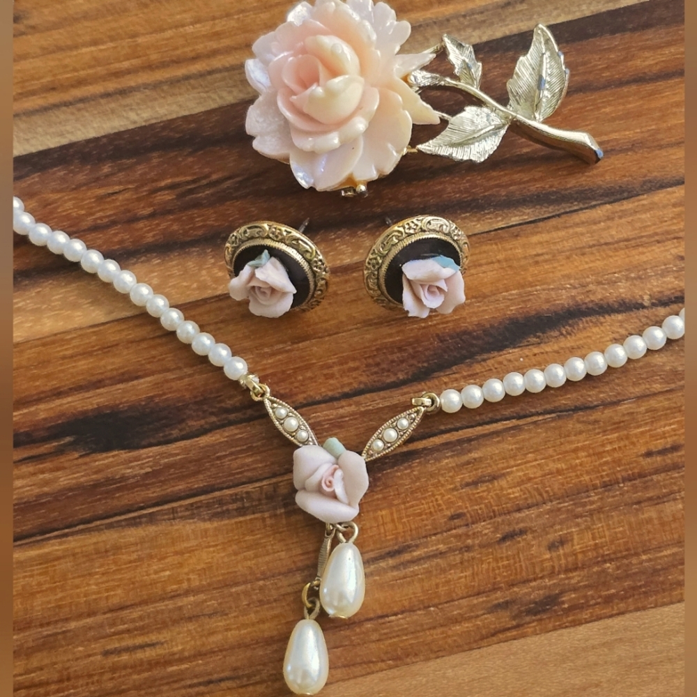Lot of sculpted Rose Jewelry